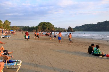 4 Mart 2023 - Manuel Antonio, Quepos Kosta Rika: Manuel Antonio köyündeki bir plajda insanlar