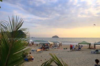 4 Mart 2023 - Manuel Antonio, Quepos Kosta Rika: Manuel Antonio köyündeki bir plajda insanlar