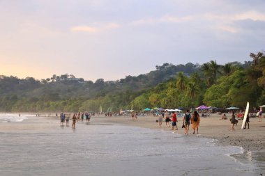 4 Mart 2023 - Manuel Antonio, Quepos Kosta Rika: Manuel Antonio köyündeki bir plajda insanlar