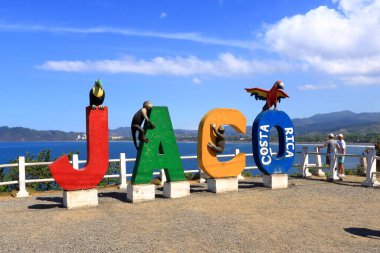 6 Mart 2023 - Kosta Rika 'dan Jaco: Orta Amerika' da Kosta Rika 'nın Pasifik kıyısında ünlü bir sahil kasabası olan Jaco' ya renkli bir tabela geldi