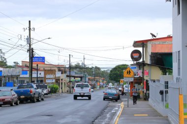 7 Mart 2023 - Kosta Rika 'da La Fortuna: Arabaları, dükkanları ve yayaları olan ana cadde