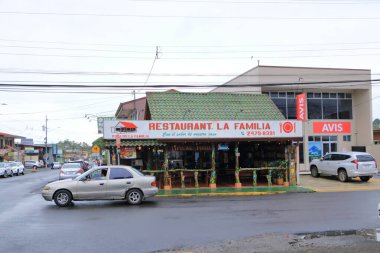 7 Mart 2023 - Kosta Rika 'da La Fortuna: Arabaları, dükkanları ve yayaları olan ana cadde