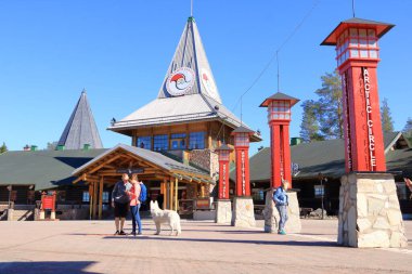 26 Mayıs 2022 - Finlandiya 'da Rovaniemi: Yazın Kutup Dairesi' nde Noel Baba tatil köyü