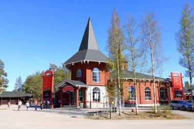 26 Mayıs 2022 - Finlandiya 'da Rovaniemi: Yazın Kutup Dairesi' nde Noel Baba tatil köyü