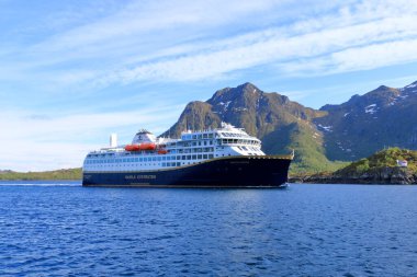 29 Mayıs 2022 - Svolvaer, Lofoten, Norveç Havila Kystruten yolcu gemisi Havila Castor fiyorttan geçiyor