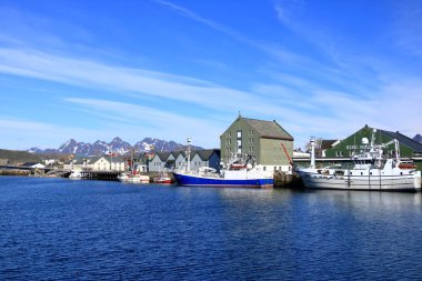 29 Mayıs 2022 - Svolvaer, Lofoten, Norveç: Yazın limana bir bakış