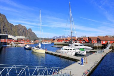 29 Mayıs 2022 - Svolvaer, Lofoten, Norveç: Yazın limana bir bakış