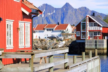 29 Mayıs 2022 - Svolvaer, Lofoten, Norveç: Lofoten adalarında şehir manzarası, güzel parlak manzara, geleneksel kırmızı evler