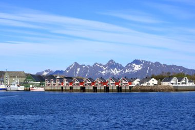 29 Mayıs 2022 - Svolvaer, Lofoten, Norveç: Lofoten adalarında şehir manzarası, güzel parlak manzara, geleneksel kırmızı evler