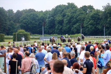 16 Haziran 2018 - Almanya 'da Galopprennbahn Dresden Seidnitz: İnsanlar At yarışından hoşlanıyor