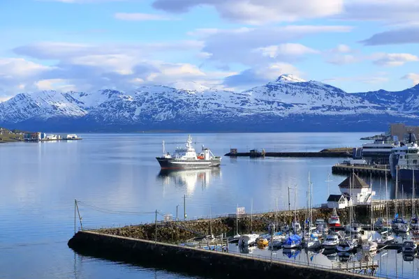 2022年5月28日 挪威特罗姆瑟 船只接近港口 背景为雪山 — 图库照片
