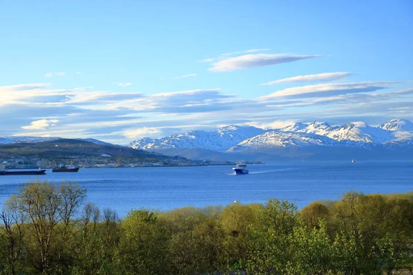 Mayıs 2022 Norveç Tromso Gemiler Limana Yaklaşıyor Arkada Karlı Dağlar — Stok fotoğraf