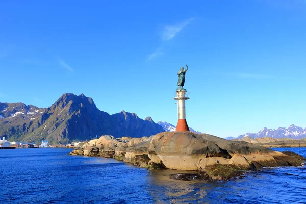 2022年5月29日 ノルウェー ロフテン州スヴァーバー 夏に港を望む — ストック写真