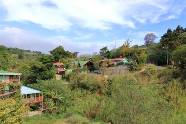 Kosta Rika 'da popüler bir turizm merkezindeki Monteverde ve Santa Elena kasabalarının manzarası. Ünlü bulut ve yağmur ormanlarının yakınındalar..