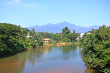 Kuttyady (Kuttiady, Kuttyadi) köprüsünden nehir ve dağlara, Khozikode, Kerala 'nın Hindistan' daki görüntüsü