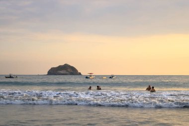 4 Mart 2023 - Manuel Antonio, Quepos Kosta Rika: Manuel Antonio köyündeki bir plajda insanlar