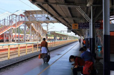 30 Aralık 2022 - Hindistan 'da Kannur, Kerala: Güney Hindistan' da tren istasyonunda bekleyenler