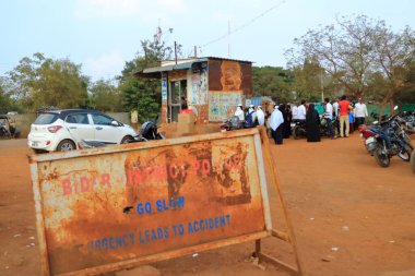 17 Aralık 2022 - Bidar Bölgesi, Karnataka, Hindistan: Tozlu sokaklarda Hindistan Trafiği