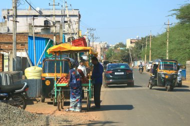 17 Aralık 2022 - Bidar Bölgesi, Karnataka, Hindistan: Tozlu sokaklarda Hindistan Trafiği