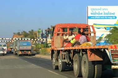 23 Aralık 2022 - Vadodara (Baroda), Hindistan 'ın Gujarat ilçesi: Tozlu sokaklarda Hint trafiği