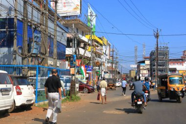 29 Aralık 2022 - Kannur Bölgesi, Kerala, Hindistan: Tozlu sokaklarda Hindistan Trafiği