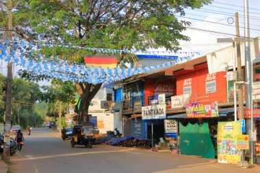 29 Aralık 2022 - Kannur Bölgesi, Kerala, Hindistan: Tozlu sokaklarda Hindistan Trafiği