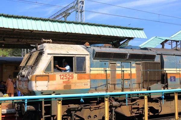 December 2022 Kannur Kerala Indien Folk Väntar Tåget Järnvägsstationen Södra — Stockfoto
