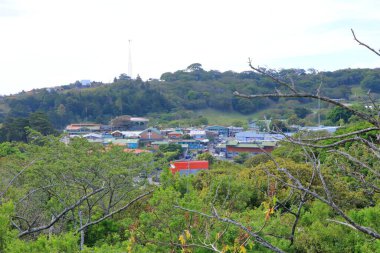 Kosta Rika 'da popüler bir turizm merkezindeki Monteverde ve Santa Elena kasabalarının manzarası. Ünlü bulut ve yağmur ormanlarının yakınındalar..