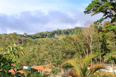 Kosta Rika 'da popüler bir turizm merkezindeki Monteverde ve Santa Elena kasabalarının manzarası. Ünlü bulut ve yağmur ormanlarının yakınındalar..