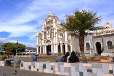 3 Mart 2023 - Kosta Rika 'da Kartaca: Basilica en Cartago desde el atardecer halkı ile etkileyici hava manzarası