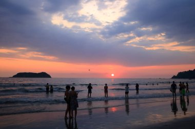 4 Mart 2023 - Manuel Antonio, Quepos Kosta Rika: Manuel Antonio köyünde gün batımında insanlar