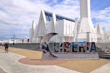 12 Mart 2023 - Kosta Rika 'da Liberya, Guanacaste: Muhteşem mavi gökyüzündeki güzel beyaz kilisenin yaz günü manzarası