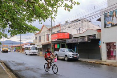 12 Mart 2023 - Kosta Rika 'da Nicoya, Guanacaste: Kosta Rika' da küçük bir köyde tipik bir sokak hayatı
