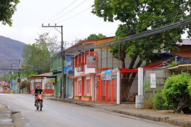 12 Mart 2023 - Kosta Rika 'da Nicoya, Guanacaste: Kosta Rika' da küçük bir köyde tipik bir sokak hayatı
