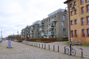 28 Ocak 2023 - Greifswald Almanya: Tarihi Greifswald şehrinde ahşap yelkenli tekneli liman