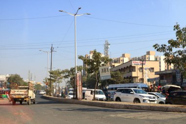 23 Aralık 2022 - Vadodara (Baroda), Hindistan 'ın Gujarat ilçesi: Tozlu sokaklarda Hint trafiği