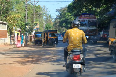 29 Aralık 2022 - Kannur Bölgesi, Kerala, Hindistan: Tozlu sokaklarda Hindistan Trafiği