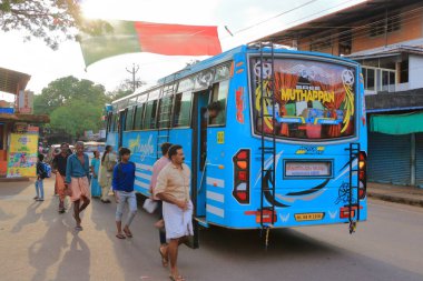 29 Aralık 2022 - Kannur Bölgesi, Kerala, Hindistan: Tozlu sokaklarda Hindistan Trafiği