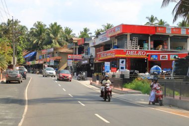29 Aralık 2022 - Kannur Bölgesi, Kerala, Hindistan: Tozlu sokaklarda Hindistan Trafiği