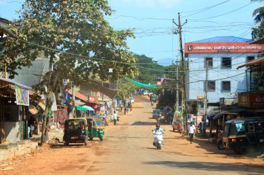 29 Aralık 2022 - Kannur Bölgesi, Kerala, Hindistan: Tozlu sokaklarda Hindistan Trafiği