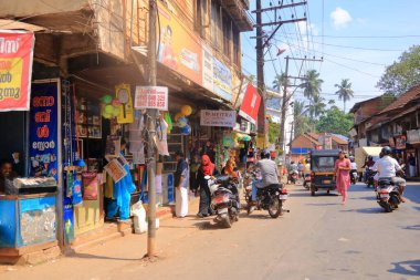 29 Aralık 2022 - Kannur Bölgesi, Kerala, Hindistan: Tozlu sokaklarda Hindistan Trafiği