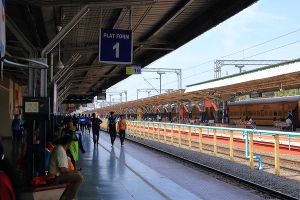 2022年12月30日 インド ケーララ州カンヌール 南インドの鉄道駅で列車を待つ人々 — ストック写真