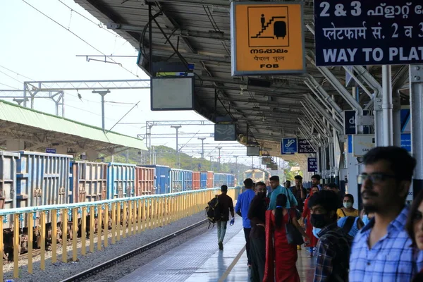 2022年12月30日 インド ケーララ州カンヌール 南インドの鉄道駅で列車を待つ人々 — ストック写真
