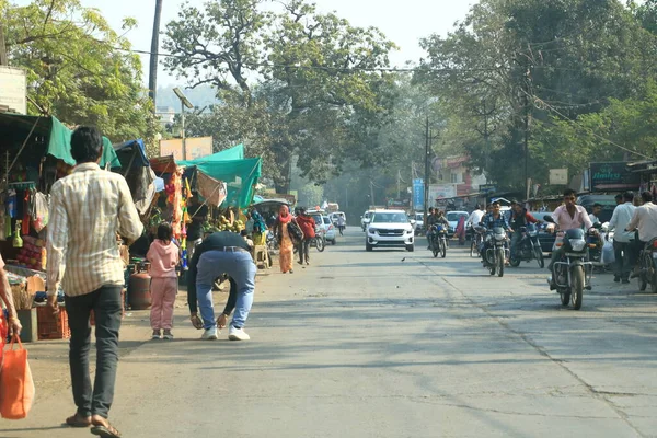 2022年12月23日 インド グジャラート州バドダラ県 バローダ州 ダストストリートにおけるインド交通 — ストック写真