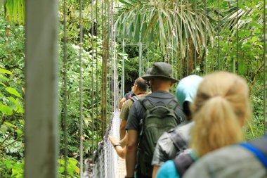 7 Mart 2023 - Kosta Rika 'da La Fortuna: İnsanlar Arenal Volkan Ulusal Parkı' nda asılı bir köprüden geçtiler