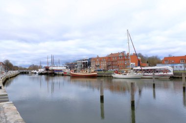28 Ocak 2023 - Greifswald Almanya: Tarihi Greifswald şehrinde ahşap yelkenli tekneli liman
