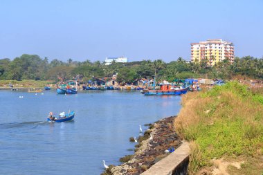 29 Aralık 2022 - Kannur, Kerala, Hindistan: Sabahları balık tuttuktan sonra renkli balıkçı tekneleriyle balıkçılık limanı