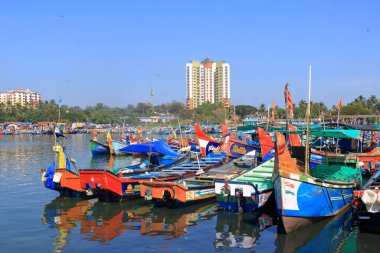 29 Aralık 2022 - Kannur, Kerala, Hindistan: Sabahları balık tuttuktan sonra renkli balıkçı tekneleriyle balıkçılık limanı