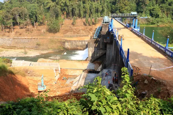 stock image construction workers do maintenance at peruvannamuzhi (peruvannamoozhi) dam in Kerala, India, Kuttyady (Kuttiady, Kuttyadi)