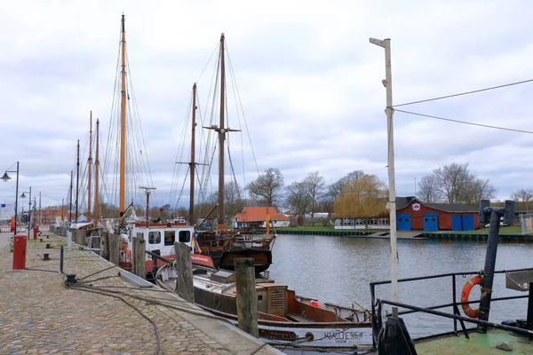 2023年1月28日 德国格里菲斯瓦尔德 德国历史名城格里夫斯瓦尔德的木船港口 — 图库照片